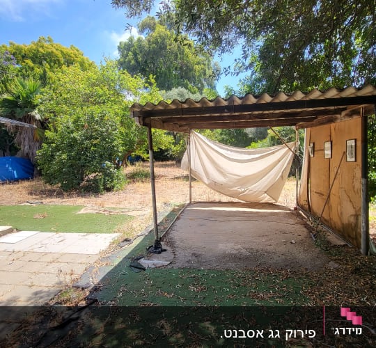 גג פח על עמודים עם יריעה תלויה